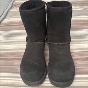 UGG Classic Short II Women's Size 7 US Black Suede Sheepskin Boots